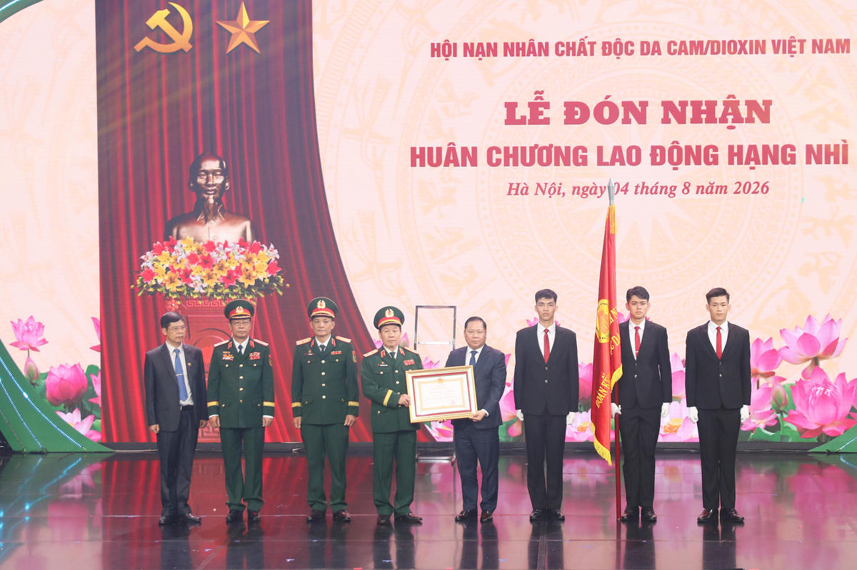 Thừa ủy quyền của Chủ tịch nước, Phó Bí thư Thường trực Đảng ủy MTTQ, các đoàn thể Trung ương, Phó Chủ tịch UBTƯ MTTQ Việt Nam Nguyễn Phi Long trao tặng Huân chương Lao động hạng Nhì cho Hội Nạn nhân chất độc da cam/dioxin Việt Nam. Ảnh: Tiến Đạt.