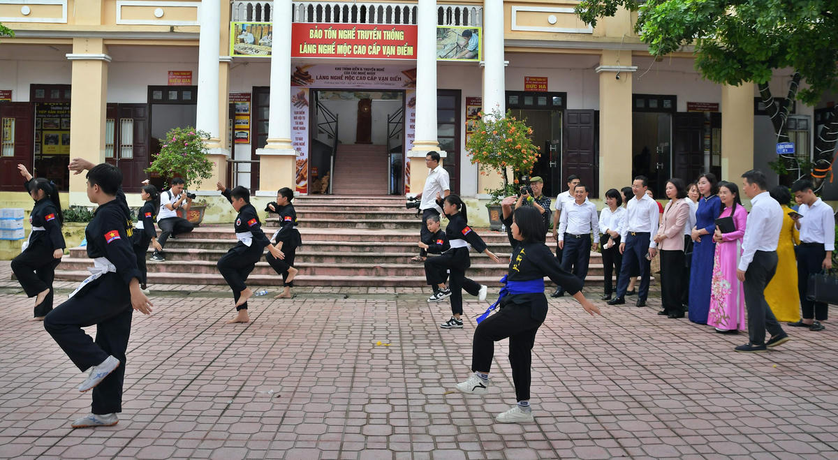 Các đại biểu tham quan khu thể thao, tìm hiểu mô hình tổ chức hoạt động tại thiết chế văn hóa cơ sở.