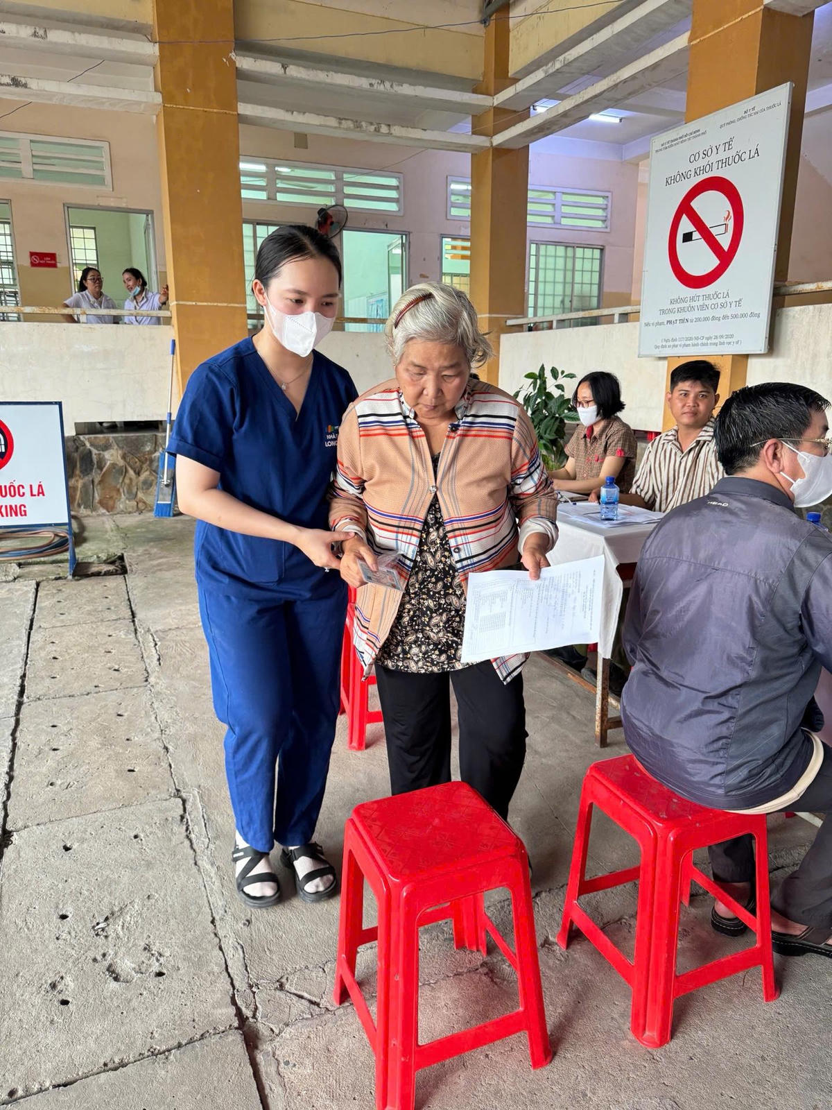 Đội ngũ y tế tận tình hỗ trợ, đảm bảo các khâu kiểm tra sức khoẻ diễn ra thuận tiện cho người dân. Ảnh: H.Khánh.