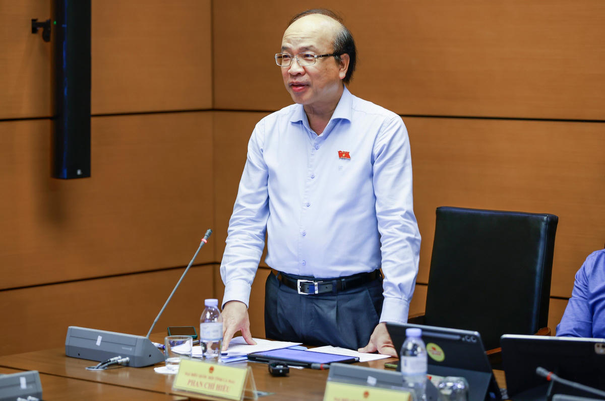 Chủ nhiệm Uỷ ban Pháp luật và Tư pháp Phan Chí Hiếu phát biểu tại Tổ (Ảnh: Quang Vinh)