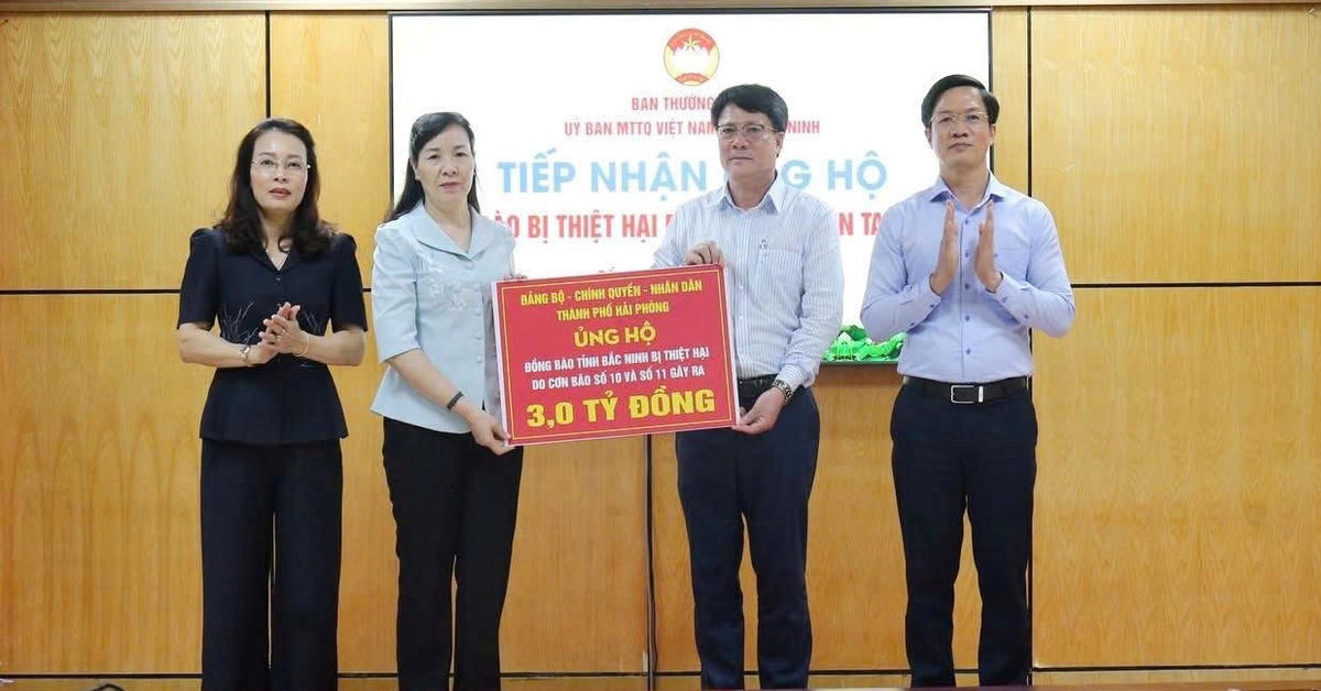 Phó Bí thư Thành ủy, Chủ tịch Ủy ban MTTQ Việt Nam TP Hải Phòng Phạm Văn Lập và trao kinh phí ủng hộ nhân dân các địa phương bị thiệt hại do mưa lũ năm 2025. Ảnh: PT.