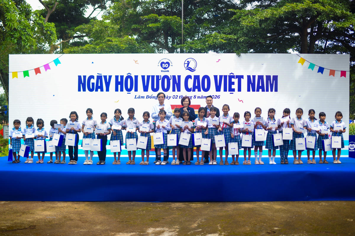 Từ trái sang: ông Nguyễn Hạnh
 Phúc - Chủ tịch Hội đồng quản trị Vinamilk; bà
 Bùi Thị Hương - Giám đốc điều hành Vinamilk
 và ông Hoàng Anh Tuấn - Phó Bí thư Thường
 trực Đảng uỷ xã Hiệp Thạnh trao tặng những
 phần học bổng Vinamilk đến cho các em học 
sinh Trường Tiểu học An Hiệp (Ảnh: Hải An).