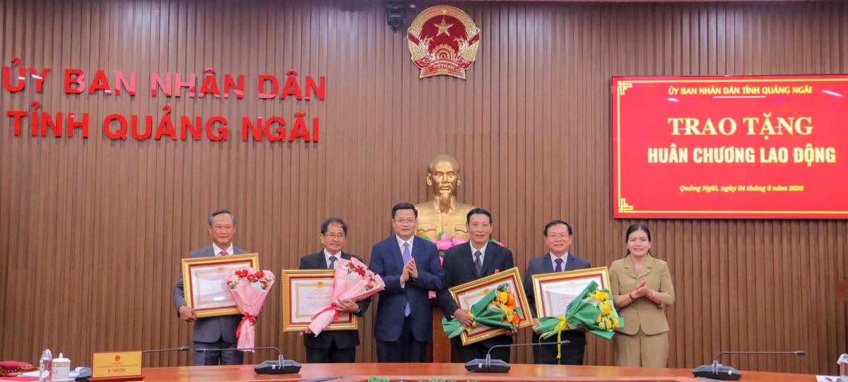 Thừa ủy quyền của Chủ tịch nước, ông Nguyễn Đức Tâm, Chủ tịch UBND tỉnh Quảng Ngãi Nguyễn Đức Tâm (ở giữa) trao Huân chương Lao động cho các nguyên lãnh đạo tỉnh. Ảnh: LU.