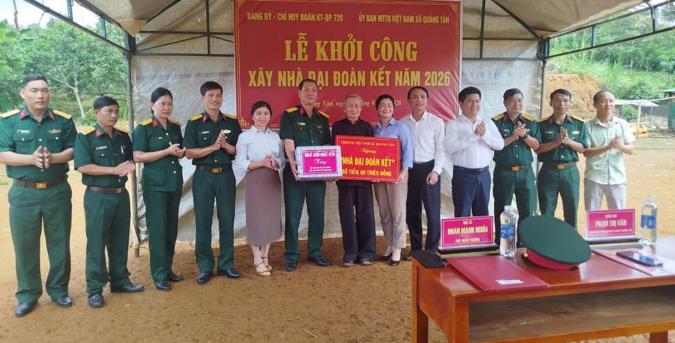 Chỉ huy Đoàn Kinh tế - Quốc phòng 720 và lãnh đạo xã Quảng Tân trao tặng kinh phí hỗ trợ cho 2 gia đình tại buổi lễ.