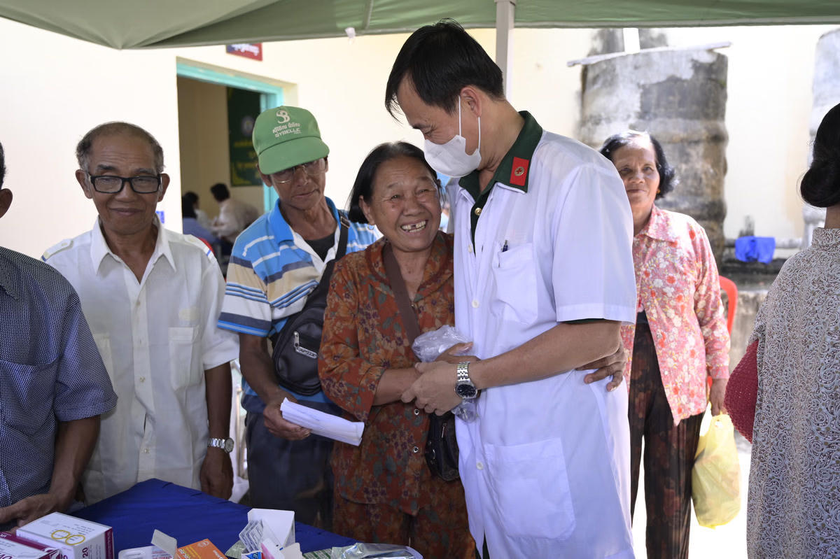 Y, bác sĩ bệnh xá Bộ CHQS tỉnh An Giang và người dân tỉnh Takeo, Vương quốc Campuchia. Ảnh: Phương Vũ.