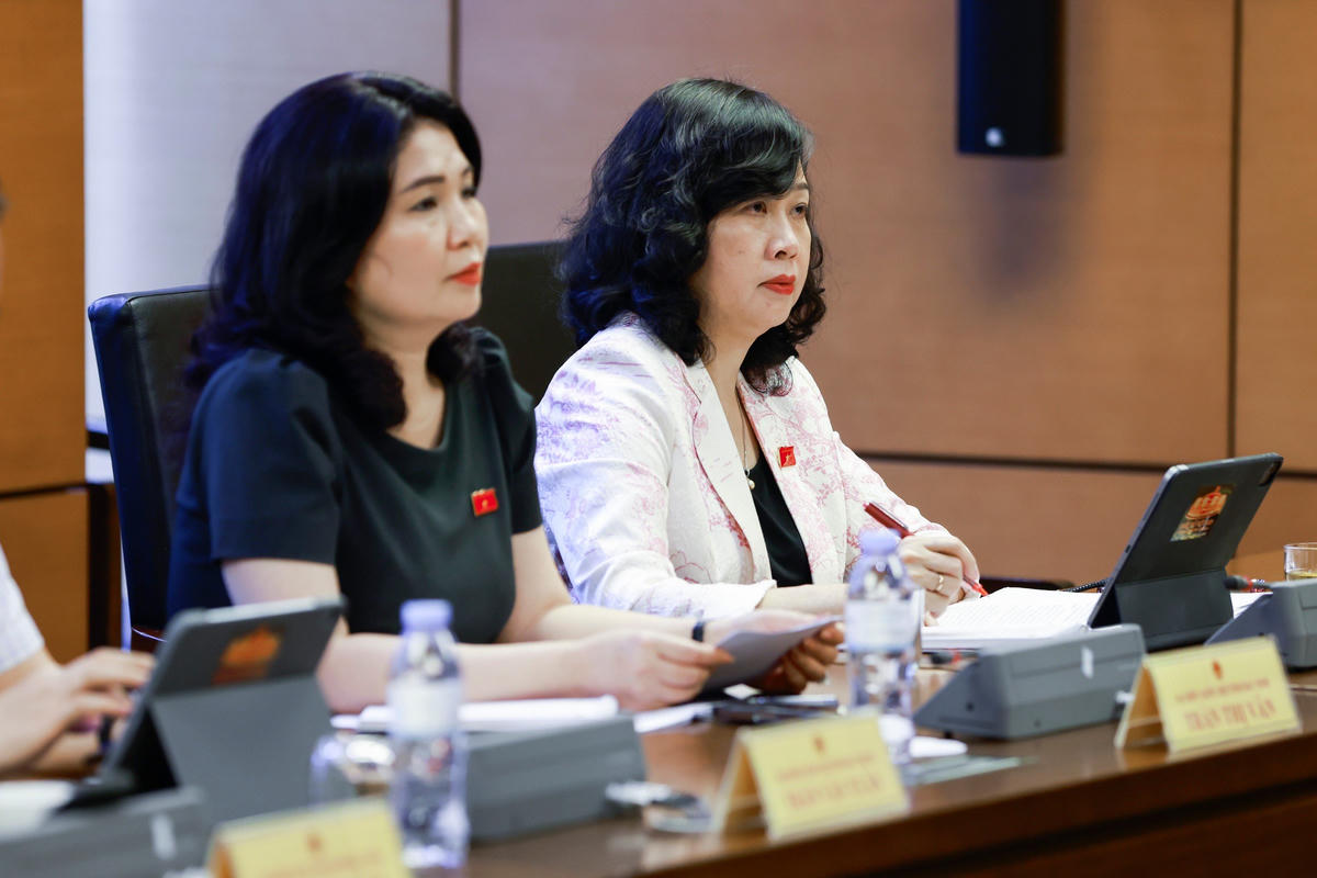Bộ trưởng Bộ Y tế Đào Hồng Lan cùng các đại biểu tham gia thảo luận tại Tổ (Ảnh: Quang Vinh)