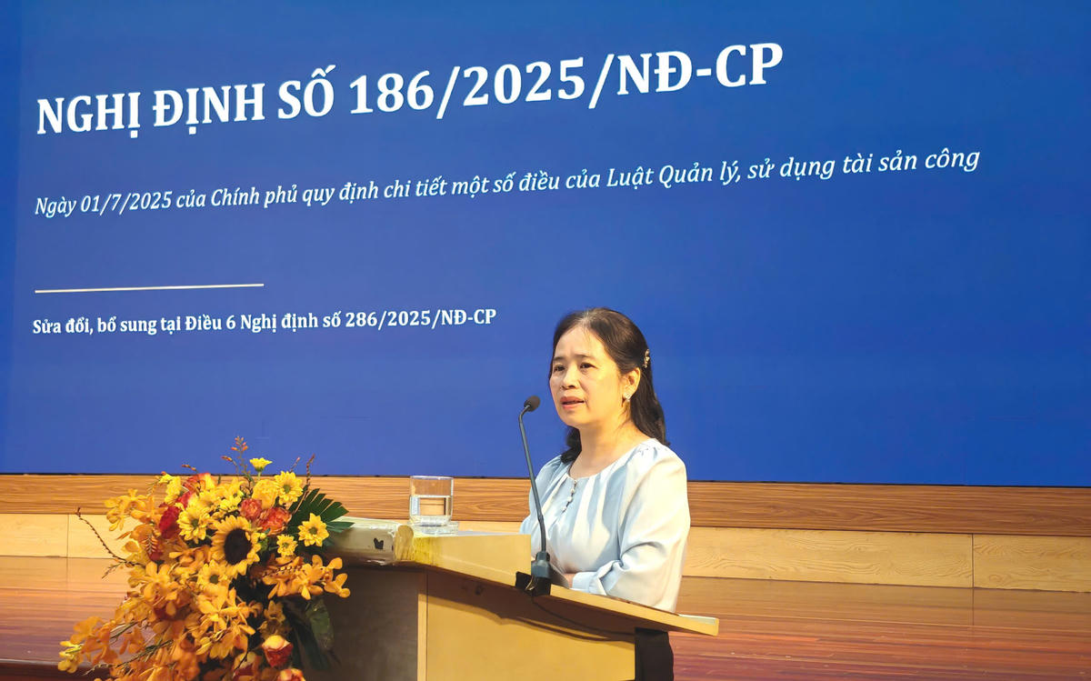 Bà Lê Thị Thanh Nga, Trưởng phòng Nghiệp vụ 1, Cục Quản lý công sản (Bộ Tài chính) báo cáo tại Hội nghị