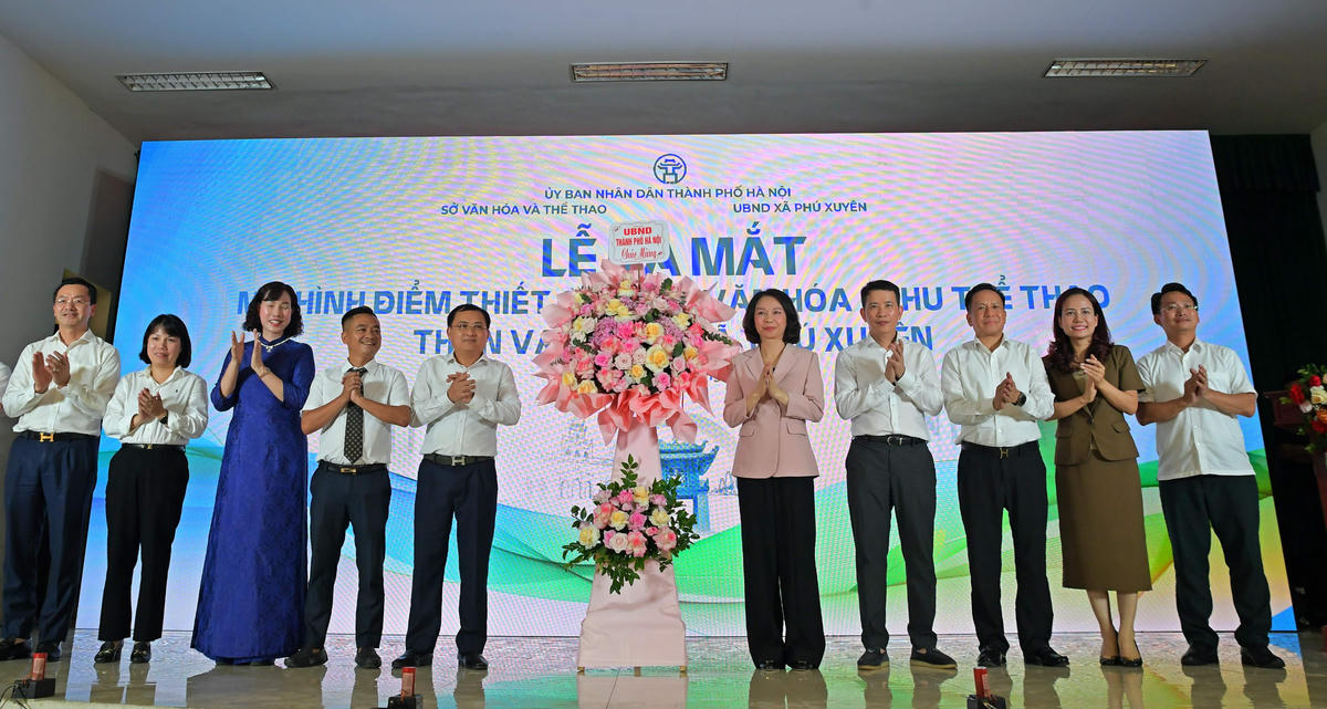 Lãnh đạo UBND TP Hà Nội tặng hoa chúc mừng.