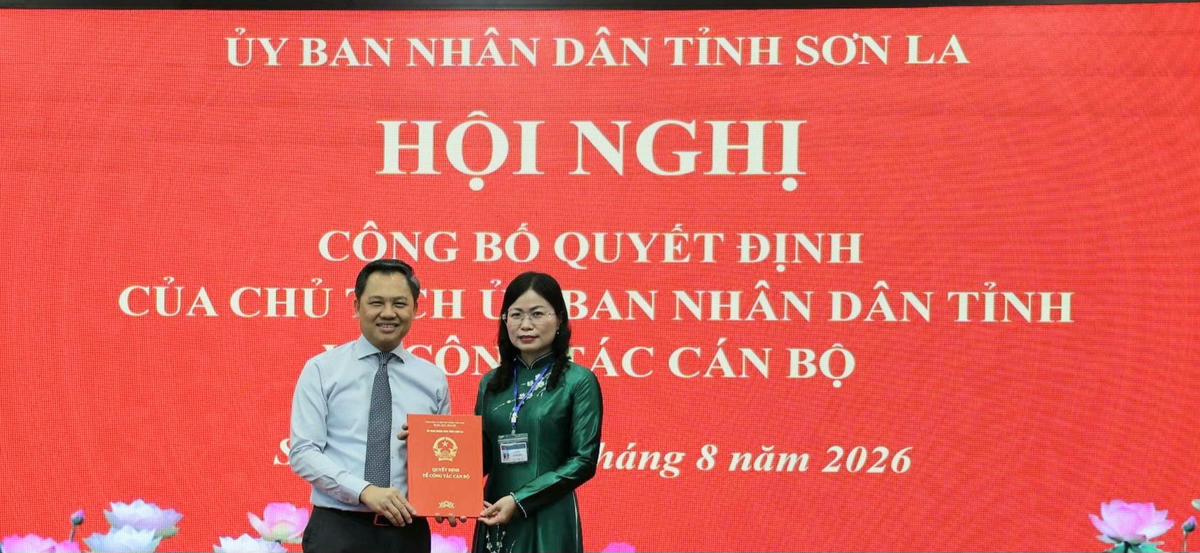 Ông Nguyễn Đình Việt, Chủ tịch UBND tỉnh Sơn La trao Quyết định cho bà Hà Thị Ngọc Yến.