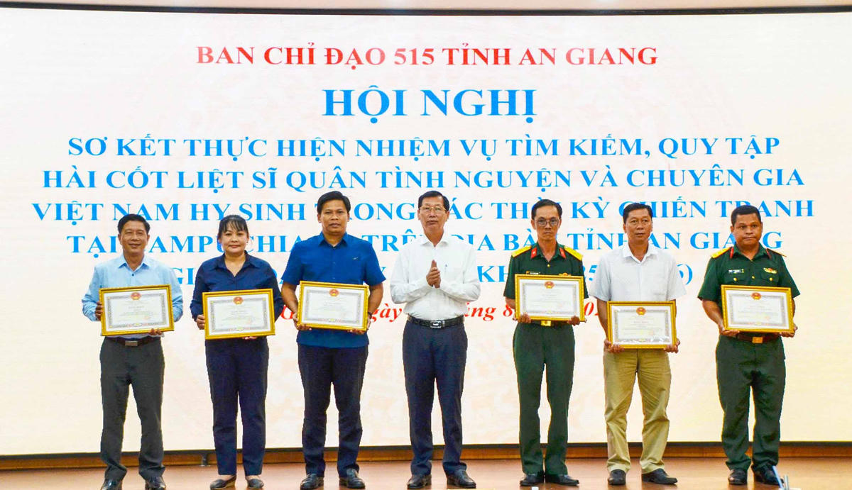 UBND tỉnh An Giang khen thưởng 17 tập thể và 45 cá nhân có thành tích xuất sắc trong thực hiện nhiệm vụ tìm kiếm, quy tập hài cốt liệt sĩ giai đoạn XXV (mùa khô 2025 - 2026). Ảnh: Phương Vũ.