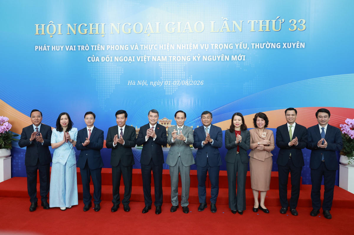 Thủ tướng Chính phủ Lê Minh Hưng chụp ảnh lưu niệm cùng lãnh đạo Bộ Ngoại giao tại Hội nghị Ngoại giao lần thứ 33. Ảnh: Hải Nguyễn