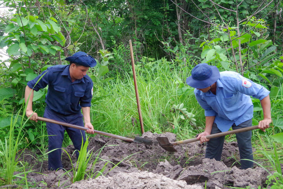 Cán bộ, chiến sĩ Đội K93 thực hiện nhiệm vụ tìm kiếm, quy tập hài cốt liệt sĩ trên đất bạn Campuchia.  Ảnh: Phương Vũ.