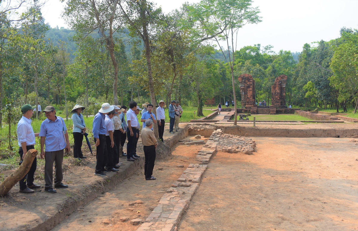 Các chuyên gia cùng các ngành chức năng kiểm tra công tác trùng tu khu đền tháp Mỹ Sơn. Ảnh: MS.