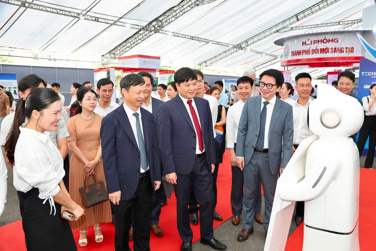 Các đại biểu tham quan các gian hàng trưng bày sản phẩm khoa học công nghệ, đổi mới sáng tạo và chuyển đổi số trong khuôn khổ Techfest HaiPhong 2026. Ảnh: PT.