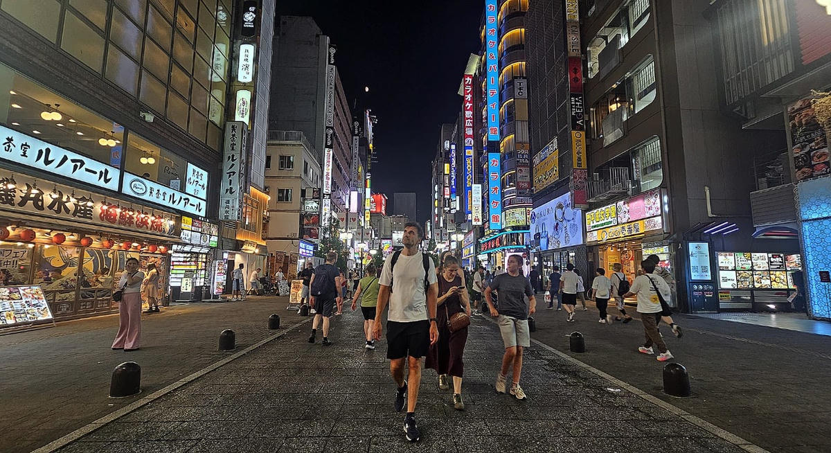 Du khách như lạc vào một sân khấu ánh sáng trên đường phố Tokyo.