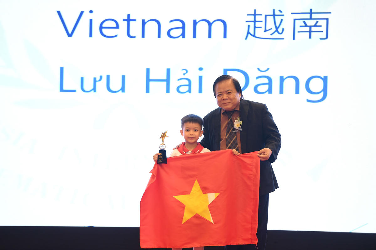 Em Lưu Hải Đăng, Trường Tiểu học & THCS Hà Nội - Thăng Long tại Hà Nội được Ban Tổ chức trao cúp International Star.