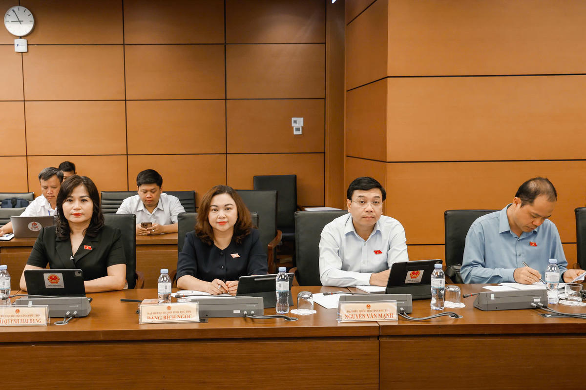 Các đại biểu tham dự phiên thảo luận tại Tổ (Ảnh: Quang Vinh)