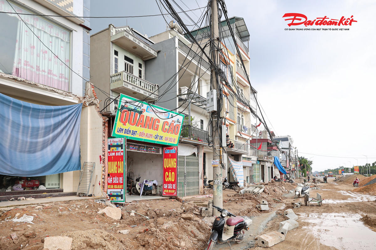 Theo ghi nhận tại công trường cho thấy, ngay sau khi tiếp nhận mặt bằng, nhà thầu đã huy động nhiều máy móc, nhân lực triển khai thi công hệ thống hạ tầng ngầm, nền đường và các hạng mục kỹ thuật nhằm tận dụng thời gian, bù lại phần tiến độ bị chậm trước đó.