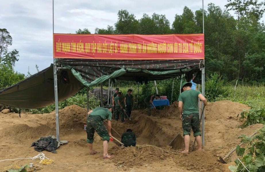 Khu vực khai quật hài cốt liệt sĩ. Ảnh: QS.