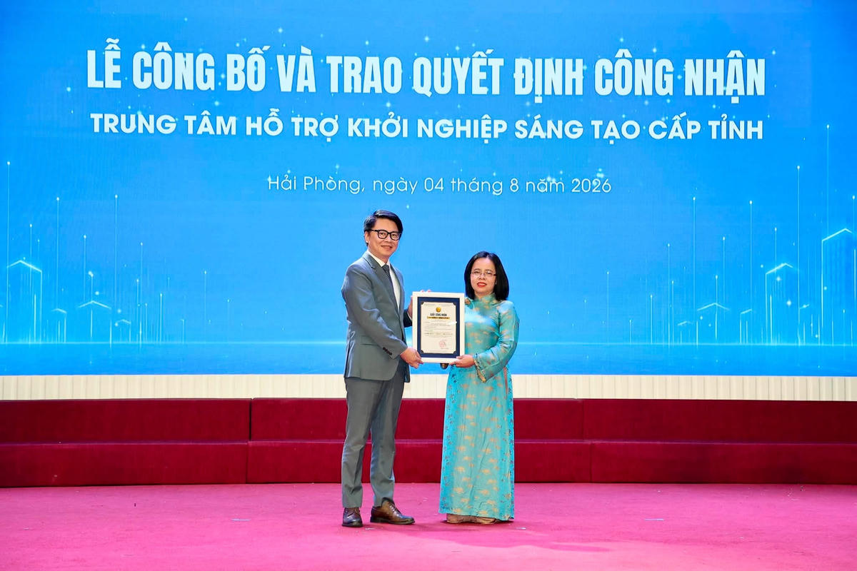 Giám đốc Sở Khoa học và Công nghệ TP Hải Phòng trao Quyết định công nhận Trung tâm Hỗ trợ khởi nghiệp sáng tạo cấp tỉnh cho Trung tâm Đổi mới sáng tạo và Ứng dụng khoa học – công nghệ Hải Phòng. Ảnh: VC.