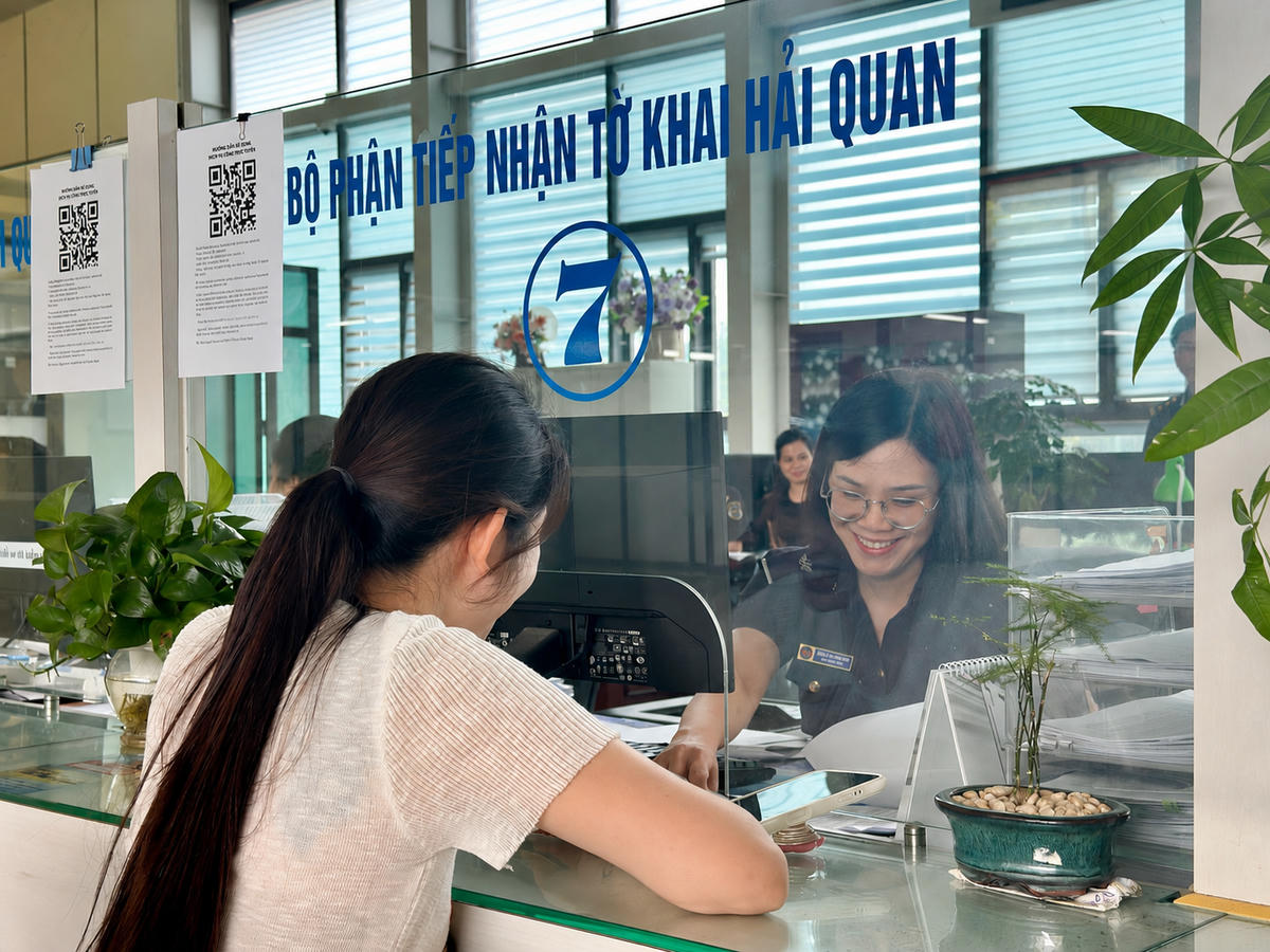 Nhiều doanh nghiệp đánh giá cao tinh thần phục vụ, hỗ trợ tận tình của lực lượng hải quan Lạng Sơn. Ảnh: Ngọc Anh.