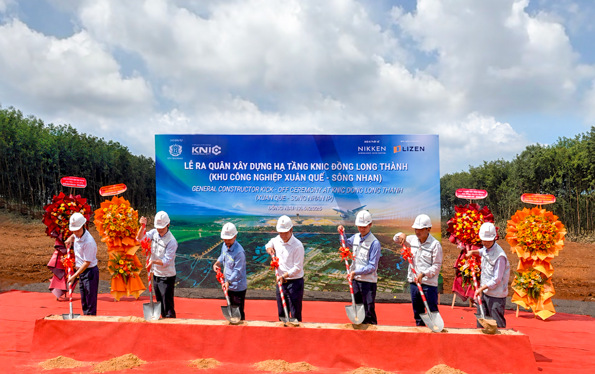 Đại diện Ban lãnh đạo KN Holdings và nhà thầu Lizen cùng các đối tác thực hiện nghi thức tại buổi lễ.