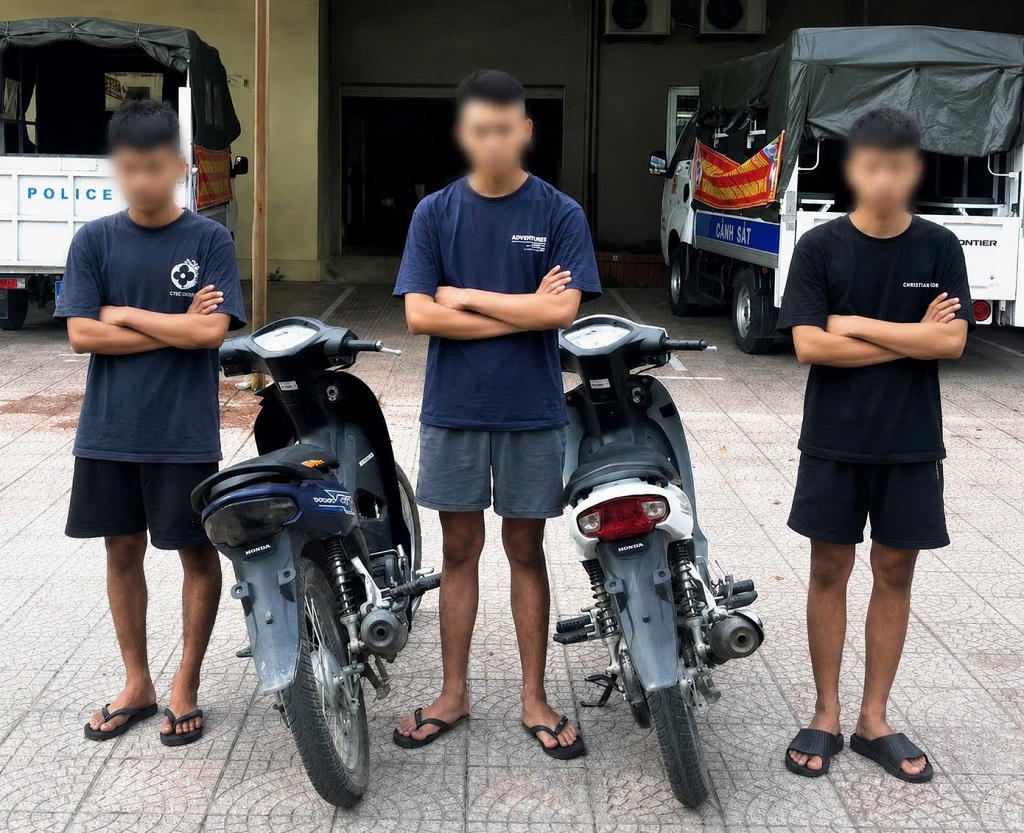 Nhóm đối tượng cùng tang vật tại cơ quan Công an. Ảnh: Công an tỉnh Nghệ An