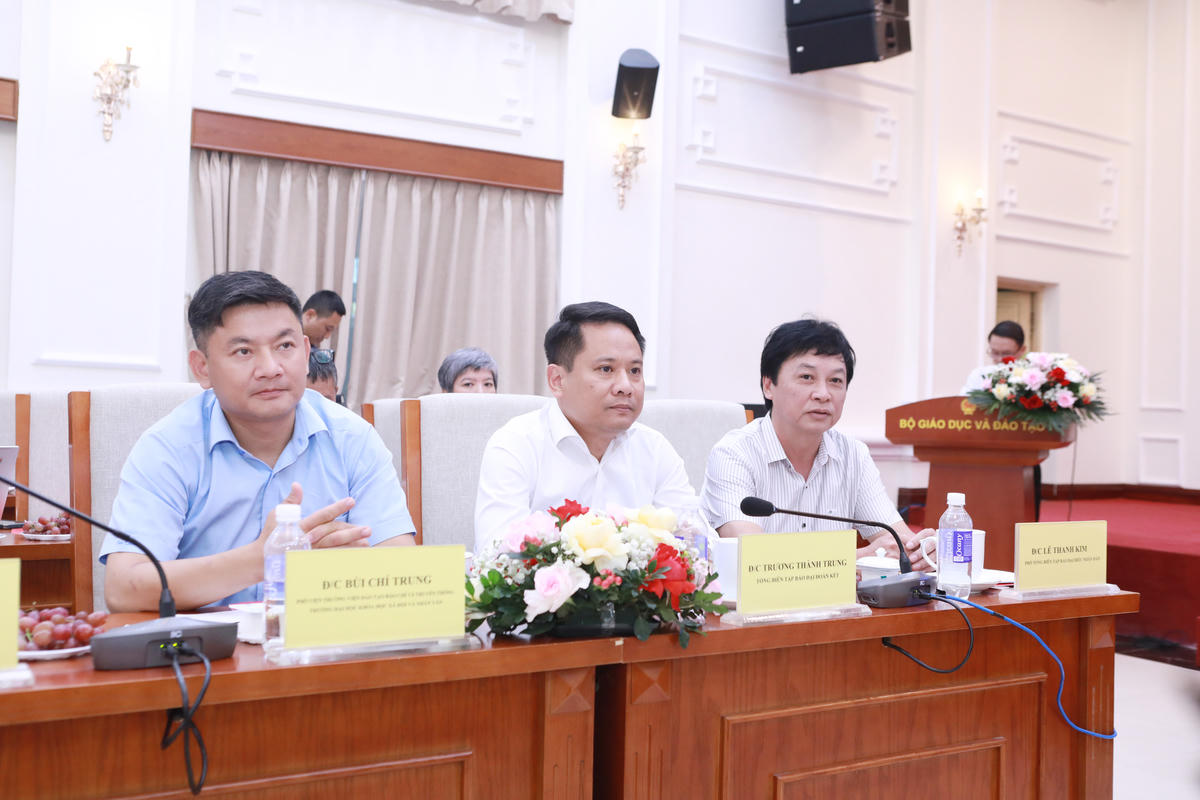 Đại diện Hội đồng Giám khảo và các cơ quan báo chí tham dự họp báo. Từ phải qua: ông Lê Thanh Kim - Phó Tổng Biên tập Báo Đại biểu Nhân dân; ông Trương Thành Trung - Tổng Biên tập Báo Đại đoàn kết; ông Bùi Chí Trung - Phó Viện trưởng Viện Đào tạo Báo chí và Truyền thông, Trường ĐH Khoa học Xã hội và Nhân văn (ĐH Quốc gia Hà Nội).