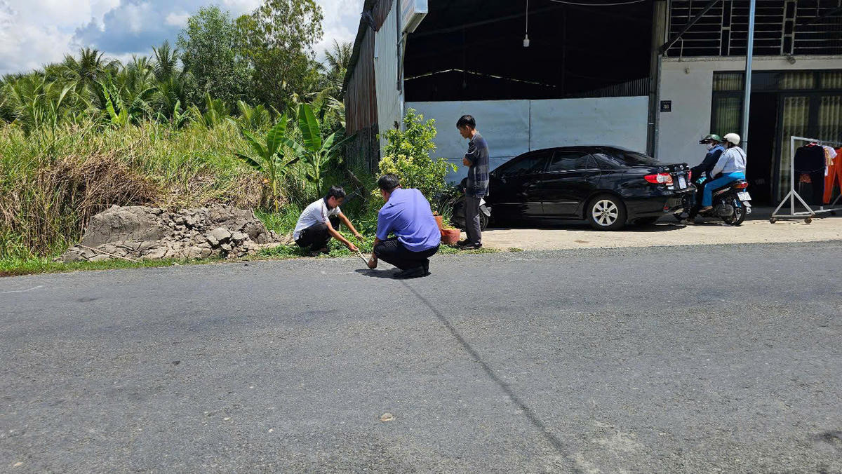Cơ quan chức năng đang kiểm tra hiện trường vụ tai nạn. (Ảnh: Trung Ngãi).