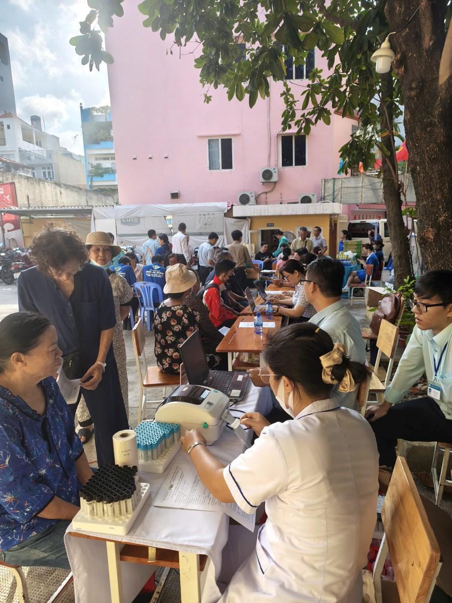 Phường Thạnh Mỹ Tây (TPHCM) tổ chức khám sức khỏe định kỳ miễn phí cho người dân trên địa bàn. Ảnh: Trạm Y tế Phường Thạnh Mỹ Tây.