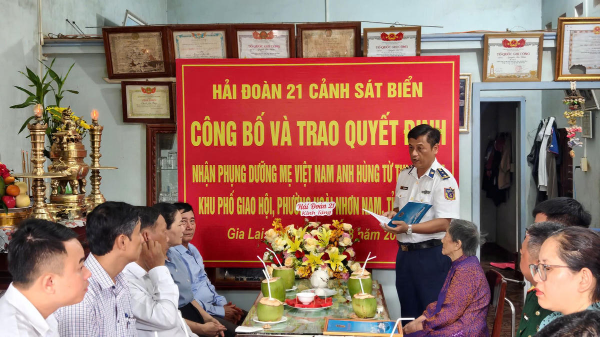 Thượng tá Trần Quốc Dinh, Phó Chính ủy Hải đoàn 21 công bố quyết định nhận phụng dưỡng Mẹ Việt Nam Anh hùng Từ Thị Nghiệm. Ảnh: HĐ.