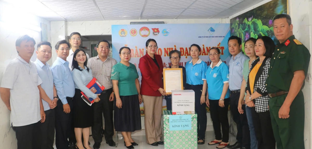 Ủy ban MTTQ Việt Nam phường Tây Nha Trang trao quyết định bàn giao nhà cho gia đình bà Võ Thị Hóa, trú tại Tổ dân phố 23/10.
