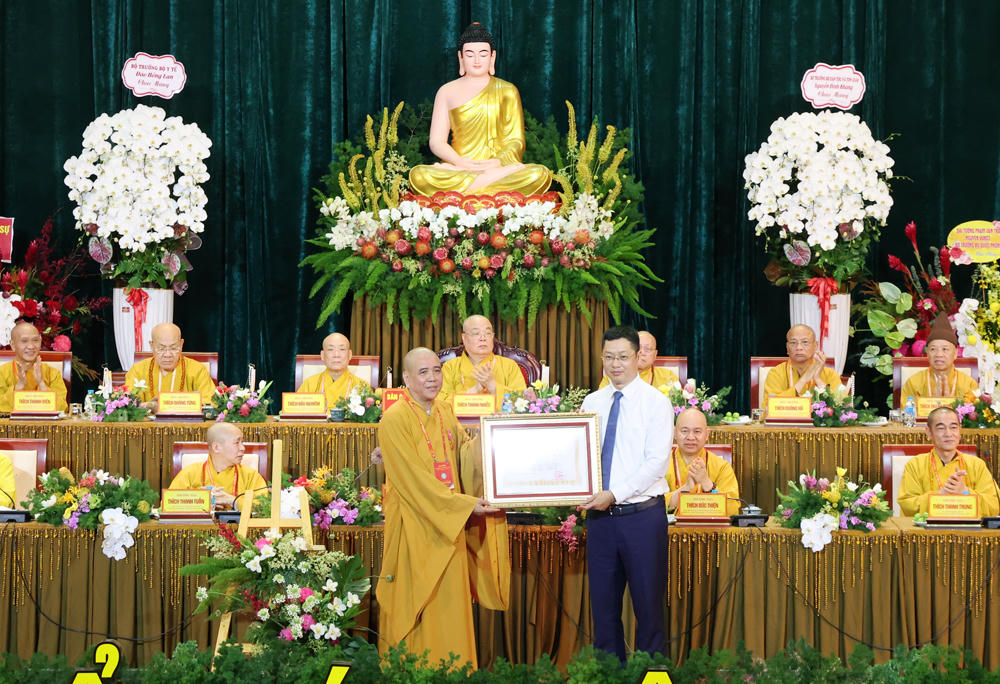Thừa ủy quyền Chủ tịch nước, ông Trần Huy Phương, Phó Bí thư Tỉnh ủy tặng Huân chương Lao động hạng Ba cho Hòa thượng Thích Thanh Phụng. Ảnh: BBN