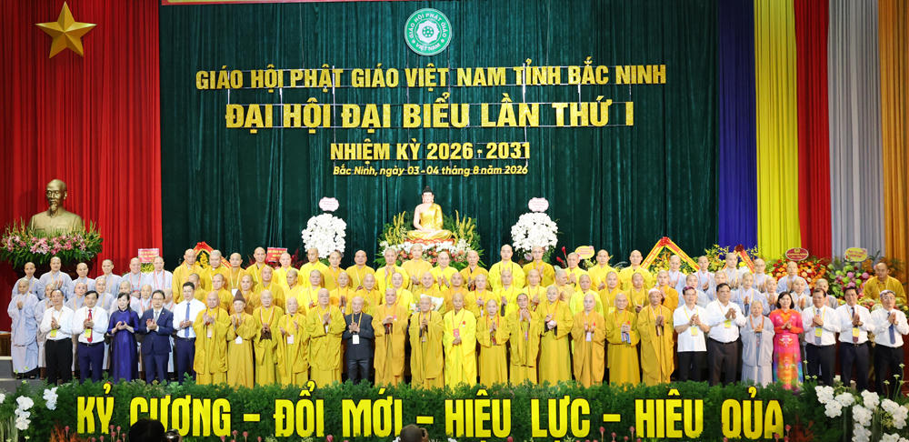 Các đại biểu chúc mừng Ban Trị sự Giáo hội Phật giáo Việt Nam tỉnh Bắc Ninh nhiệm kỳ 2026-2031. Ảnh: BBN
