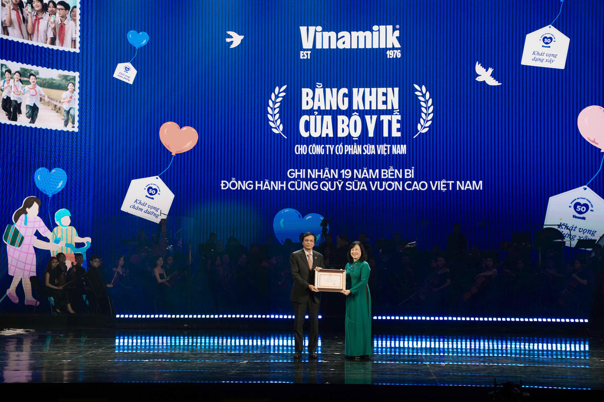 Ông Nguyễn Hạnh Phúc - Chủ tịch Hội đồng Quản trị Vinamilk - đón nhận Bằng khen của Bộ Y tế từ Bộ trưởng Đào Hồng Lan tại chương trình nghệ thuật đặc biệt "50 năm - Phụng sự khát vọng Việt" (Ảnh: Minh Anh).