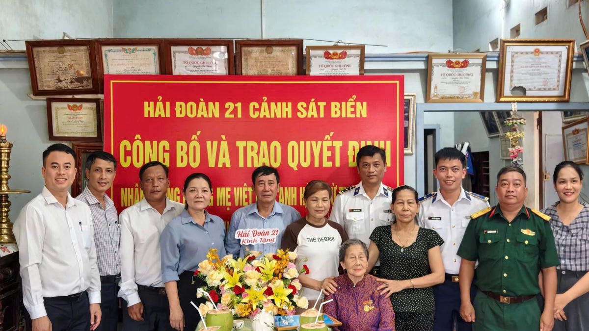 Đoàn công tác của Hải đoàn 21 và Đảng ủy, UBND phường Hoài Nhơn Nam chụp ảnh kỷ niệm cùng gia đình Mẹ. Ảnh: HĐ.