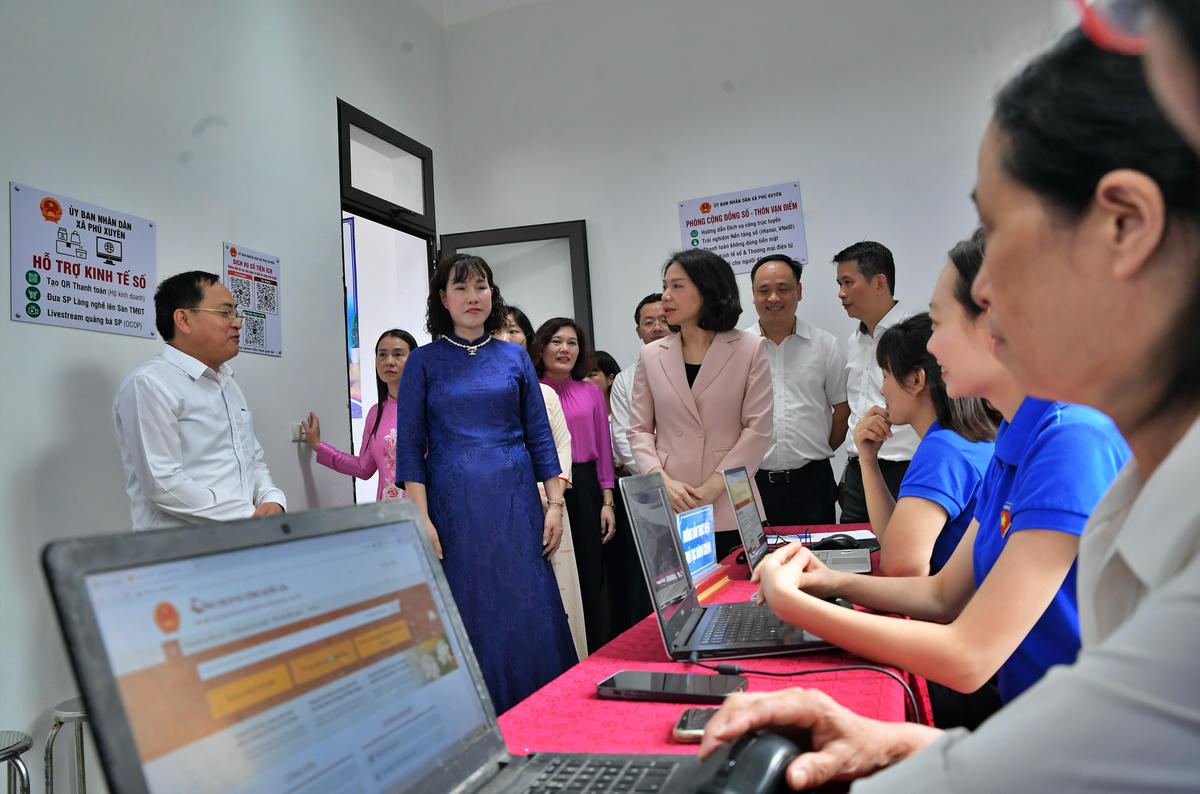 Đại biểu tham quan phòng cộng đồng số, điểm nhấn trong mô hình nhà văn hóa mới.