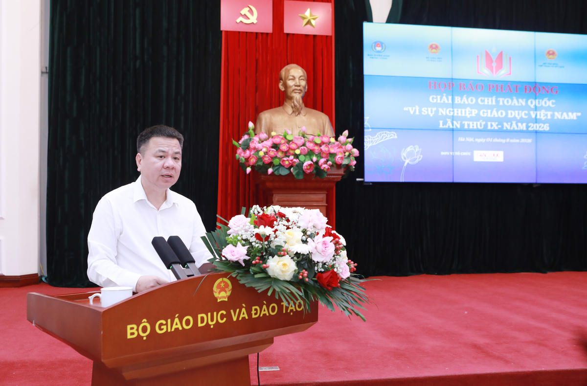  Nhà báo Triệu Ngọc Lâm – Tổng Biên tập Báo Giáo dục và Thời đại, Phó Trưởng Ban Thường trực Ban Tổ chức trình bày thể lệ Giải. Ảnh: ĐT.