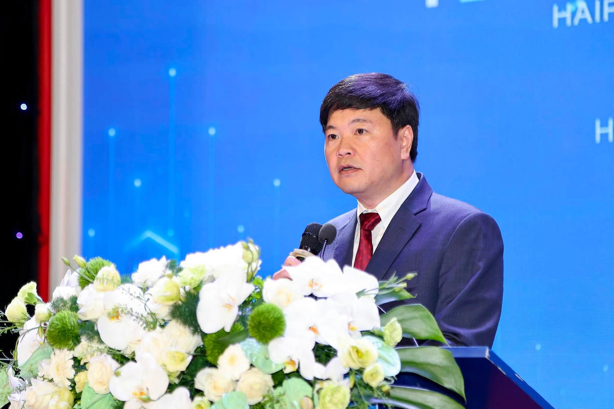 Phó Chủ tịch UBND thành phố Hoàng Minh Cường phát biểu khai mạc. Ảnh: VC.