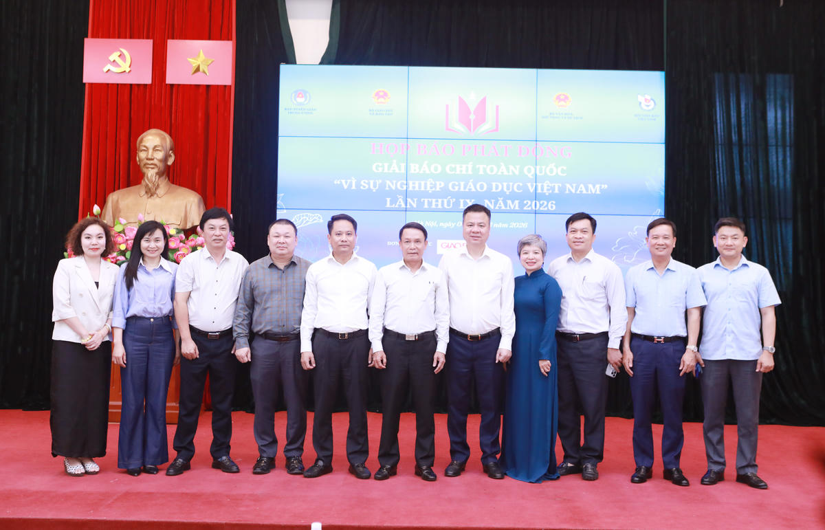 Các đại biểu tham dự họp báo chụp ảnh lưu niệm.