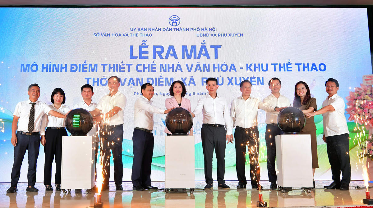 Các đại biểu thực hiện nghi thức ra mắt mô hình tổ chức hoạt động tại Nhà văn hóa - Khu thể thao thôn Vạn Điểm.