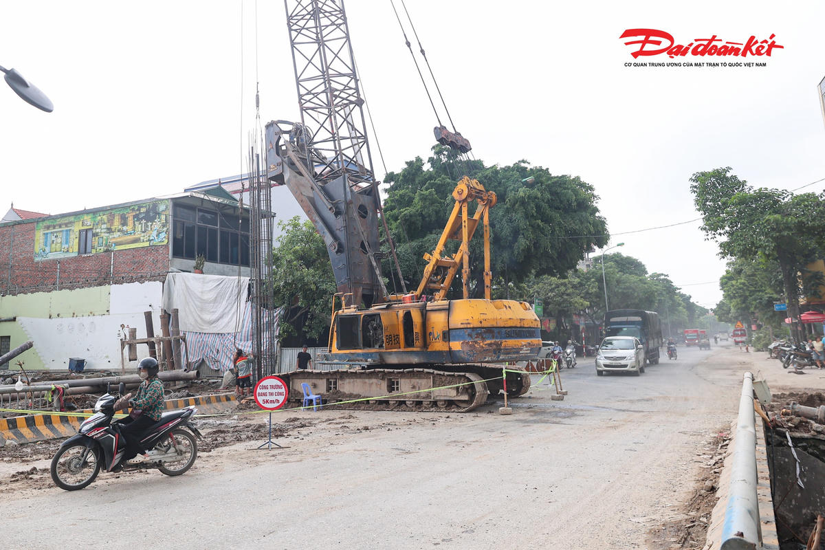 Đặc biệt, tại khu vực cầu Thạch Bích và đoạn từ cầu Thạch Bích đến nút giao tỉnh lộ 427 qua xã Bình Minh, nhiều mũi thi công đang được triển khai khẩn trương. Máy móc, thiết bị san gạt, lu lèn hoạt động liên tục để đẩy nhanh tiến độ toàn dự án.