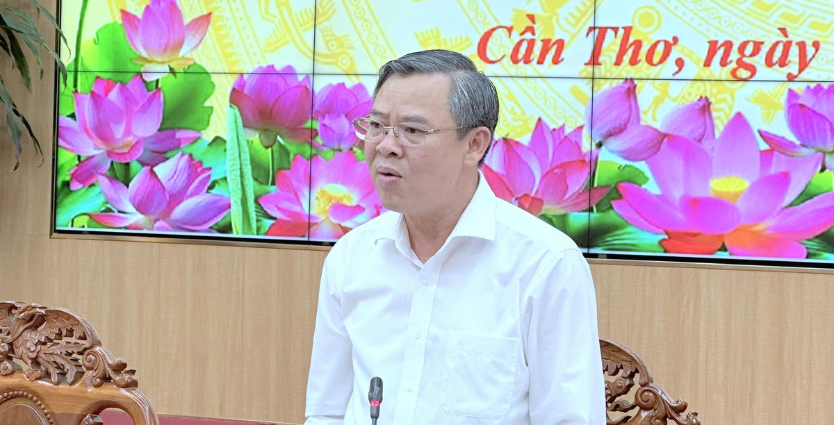 Chủ tịch UBND TP Cần Thơ Trương Cảnh Tuyên phát biểu tại cuộc họp. Ảnh Hồng Thắm