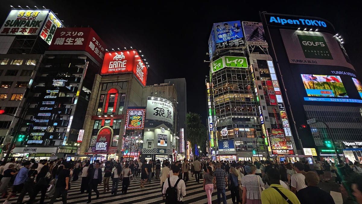 Tokyo bắt đầu nhịp sống sôi động khi hoàng hôn buông.