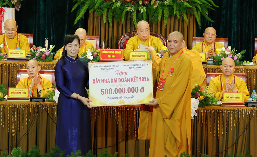Giáo hội Phật giáo Việt Nam tỉnh Bắc Ninh trao tặng Ủy ban MTTQ tỉnh kinh phí 500 triệu đồng xây Nhà đại đoàn kết. Ảnh: BBN