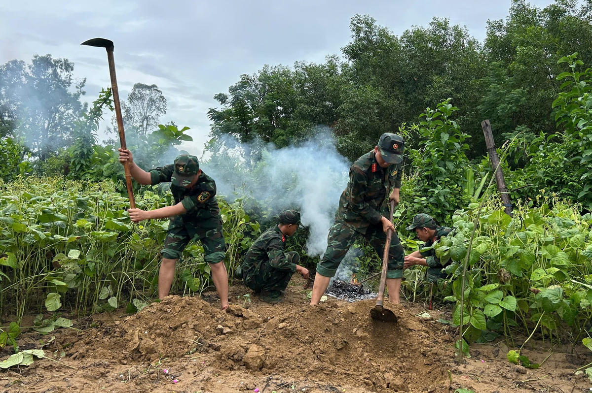 Lực lượng chức năng đang khai quật hài cốt liệt sĩ. Ảnh: QS.