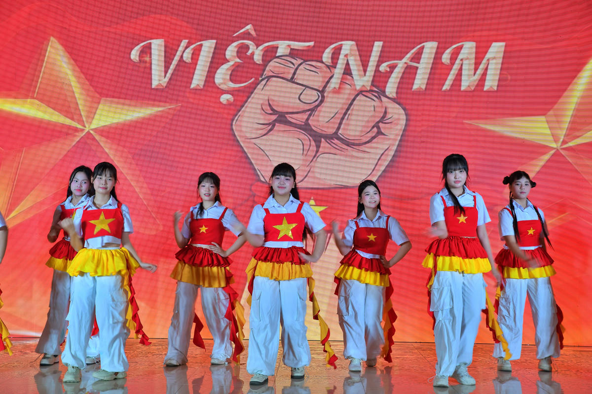 Tiết mục văn nghệ đặc sắc của các bạn trẻ thôn Vạn Điểm.