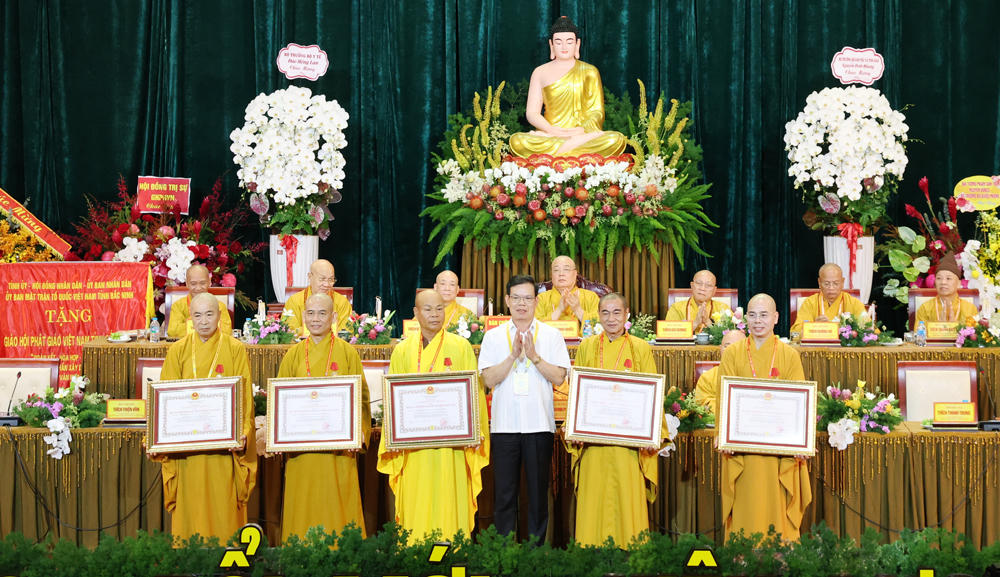 Thừa ủy quyền của Chủ tịch nước, Phó Trưởng Ban Tuyên giáo Trung ương Triệu Tài Vinh trao tặng Huân chương Đại đoàn kết dân tộc cho các cá nhân. Ảnh: BBN