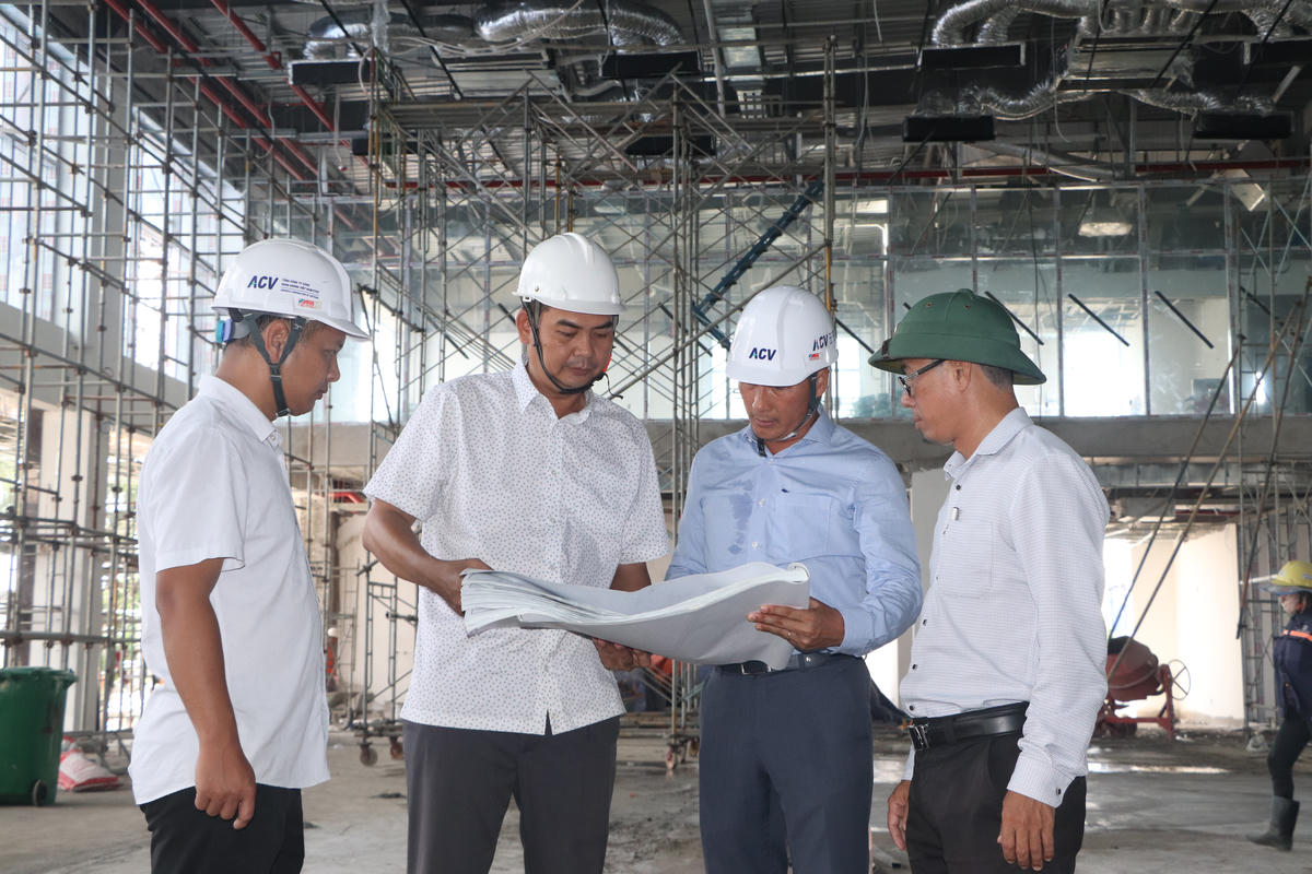Đội ngũ kỹ sư và công nhân của công ty tuân thủ nghiêm ngặt các tiêu chuẩn kỹ thuật khắt khe trong từng hạng mục lắp đặt thiết bị. Ảnh: TP