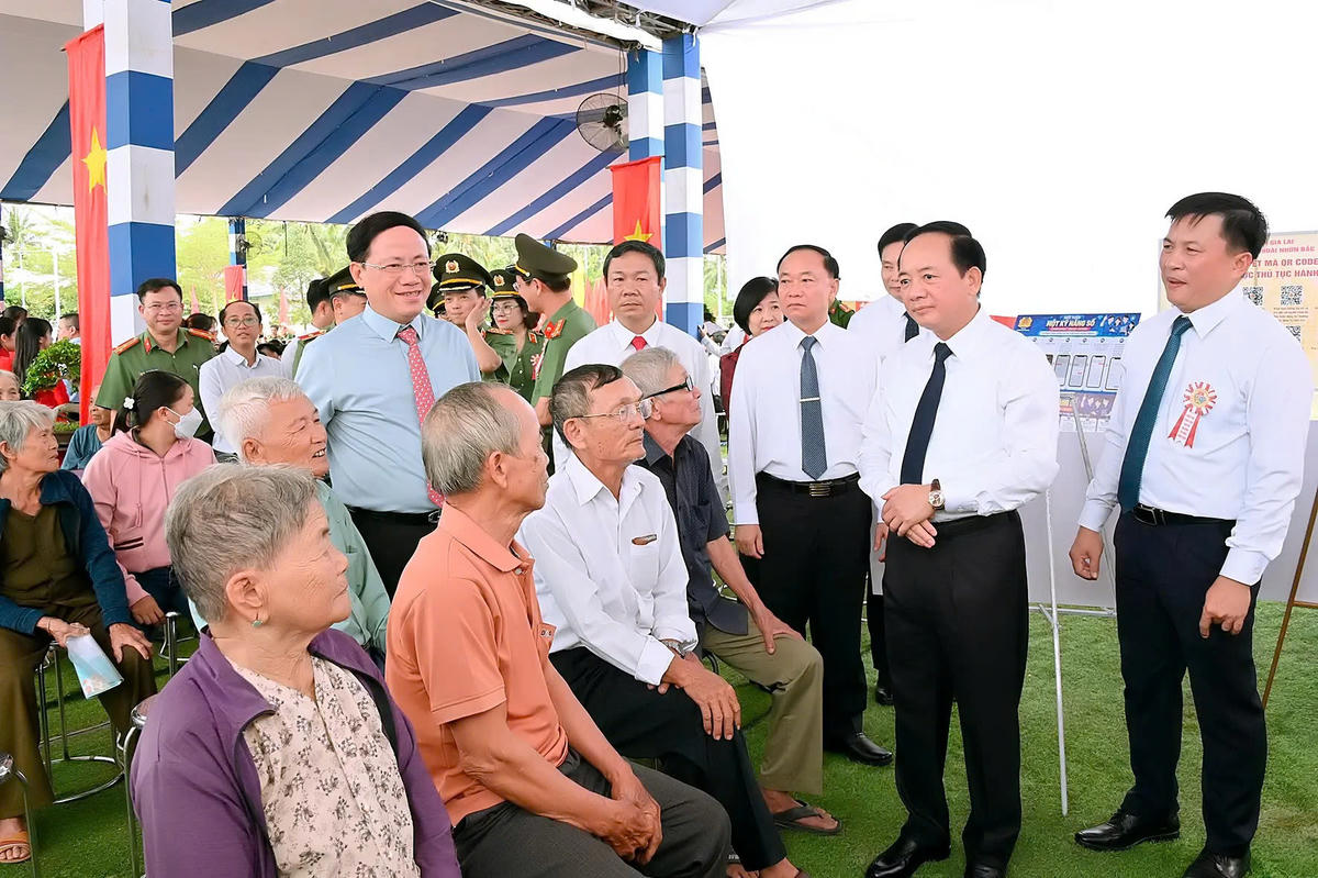Trưởng Ban Tuyên giáo Trung ương Trịnh Văn Quyết (phía trước) thăm hỏi người dân phường Hoài Nhơn Bắc. Ảnh: ĐS.
